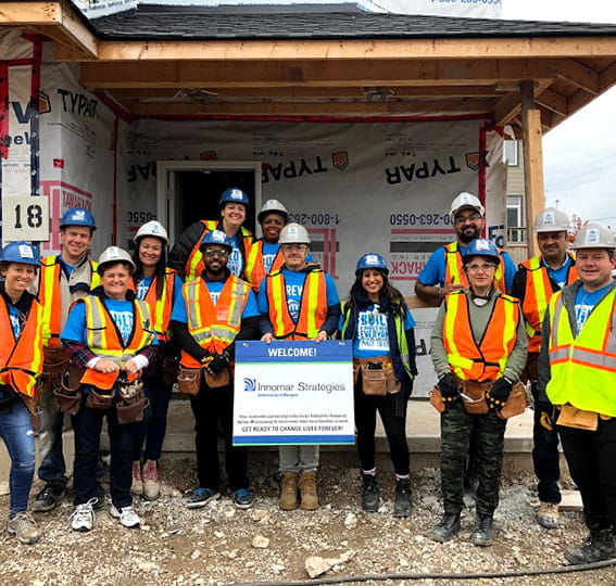Photo de groupe des participants pour construire une maison avec Habitat pour l'humanité Halton-Mississauga