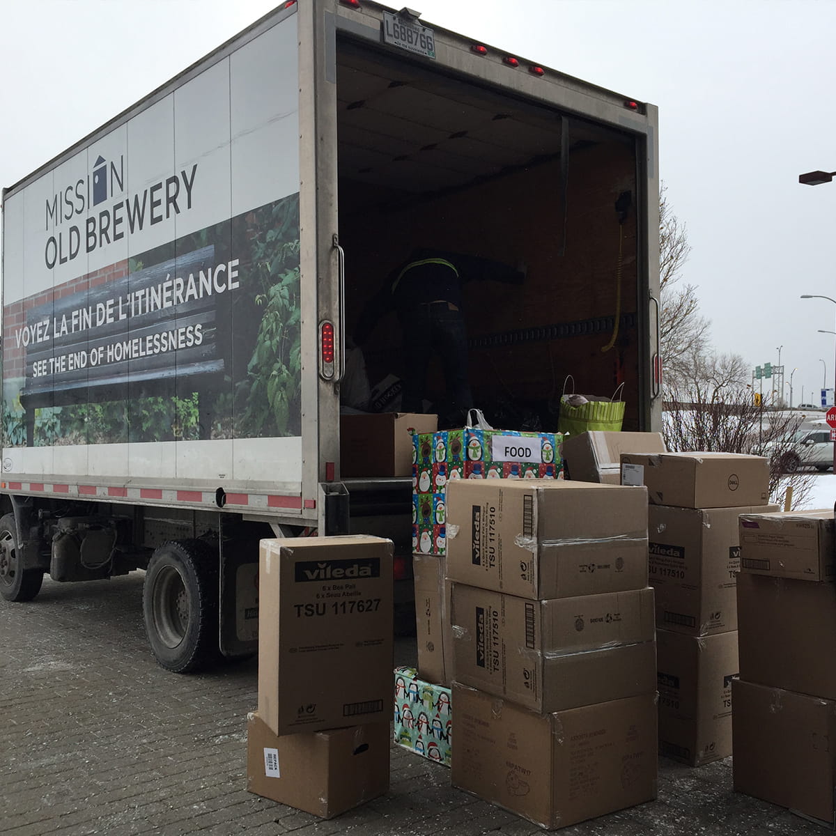 Déchargement de dons d'un camion de la «Old Mission Brewery» à Montréal
