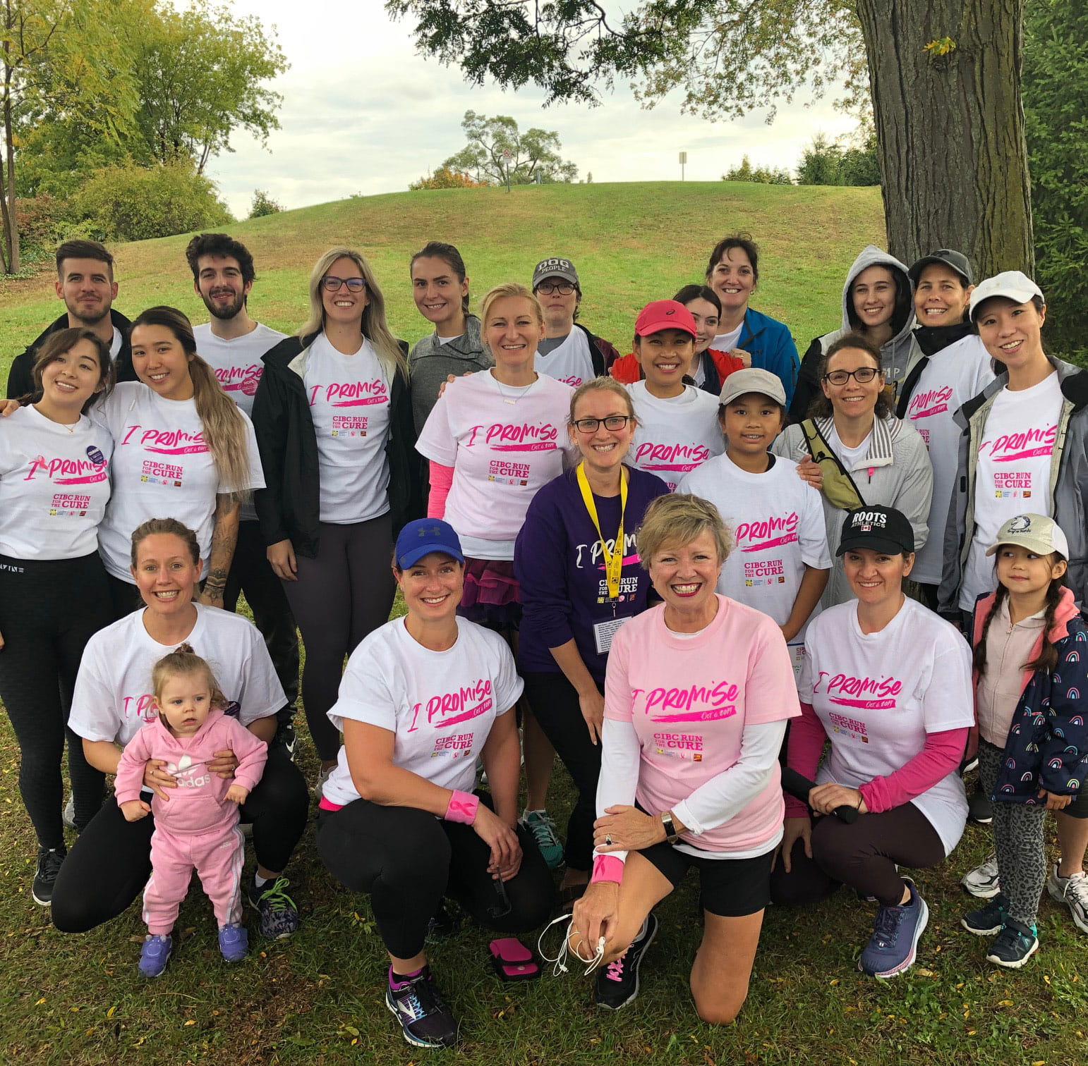 Photo de groupe du bureau d'Oakville des participants de la course 'Run for the Cure'