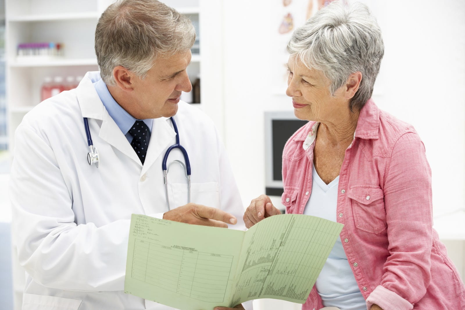Docteur assis avec un patient