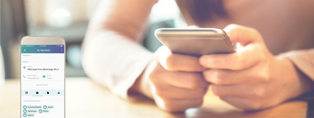 Employé naviguant dans l'application chronicallysimple sur un téléphone portable.