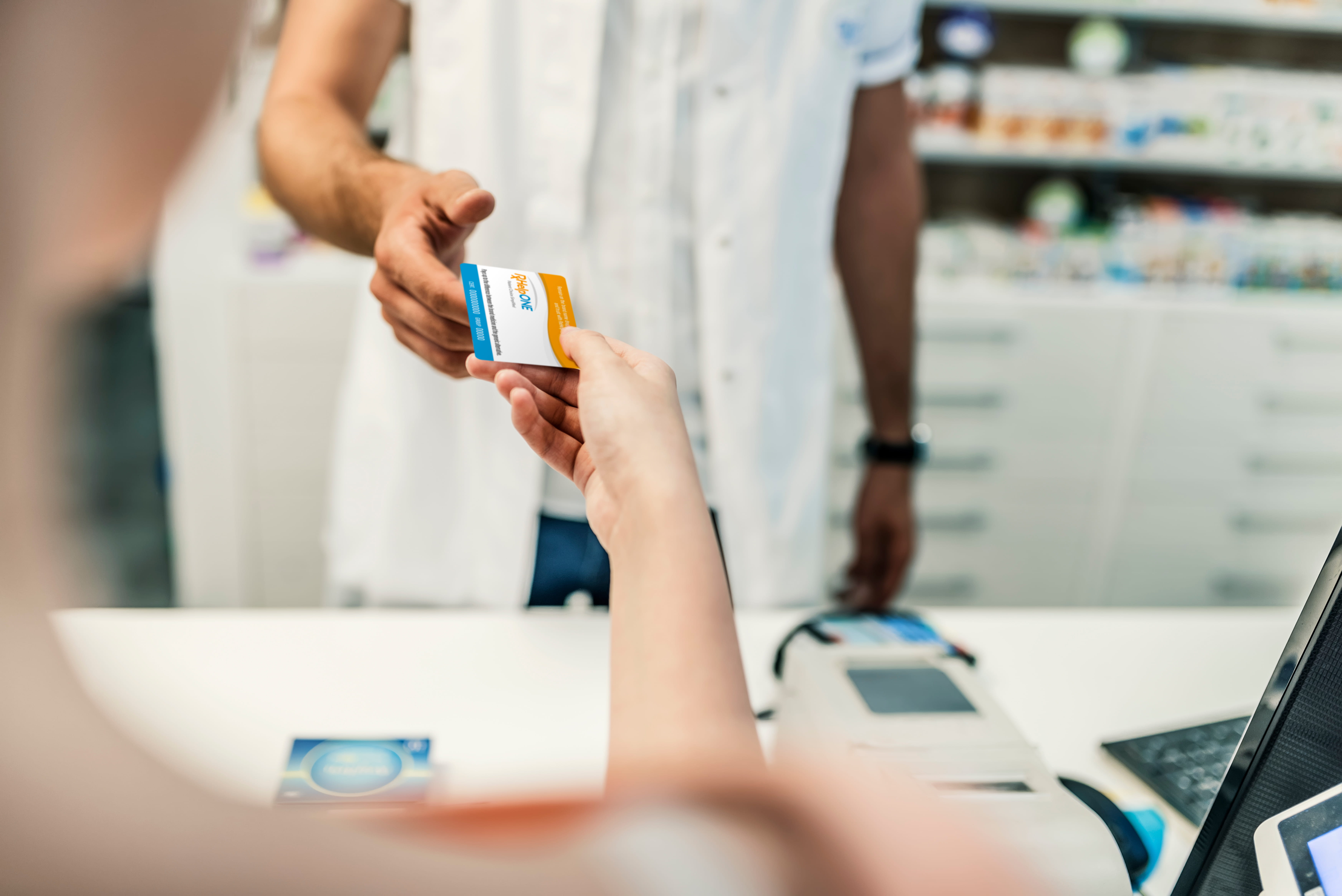 Personne dans une pharmacie affichant sa carte RX Help.