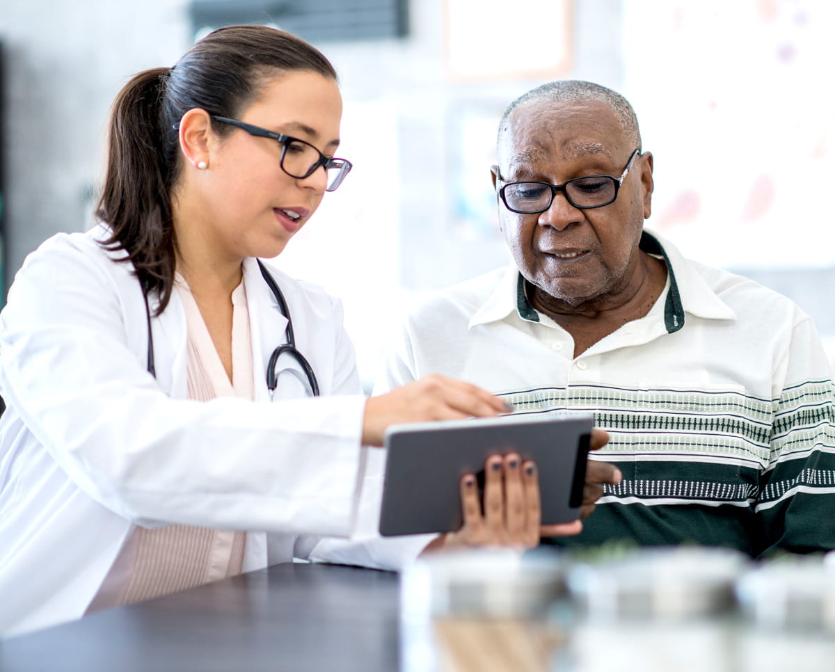 médecin sur ipad avec patient