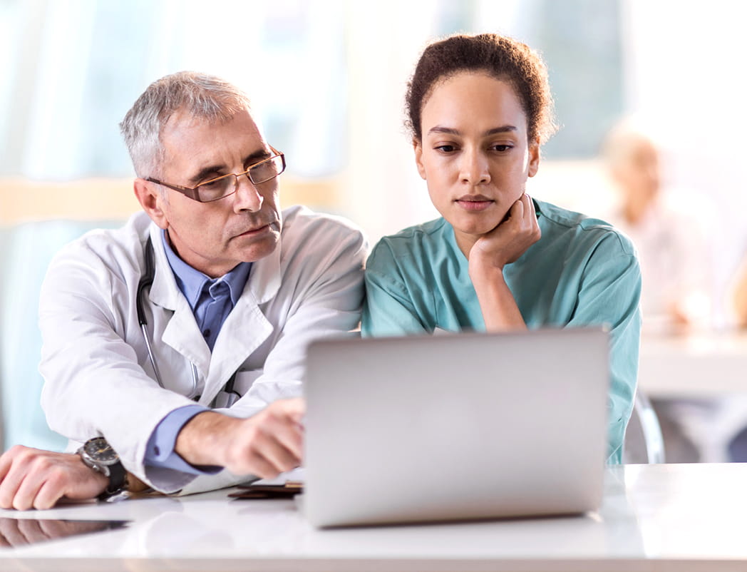 médecin et infirmière utilisant un ordinateur portable