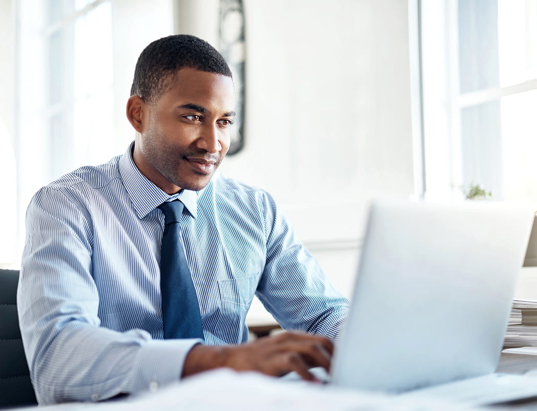 homme professionnel utilisant un ordinateur portable 
