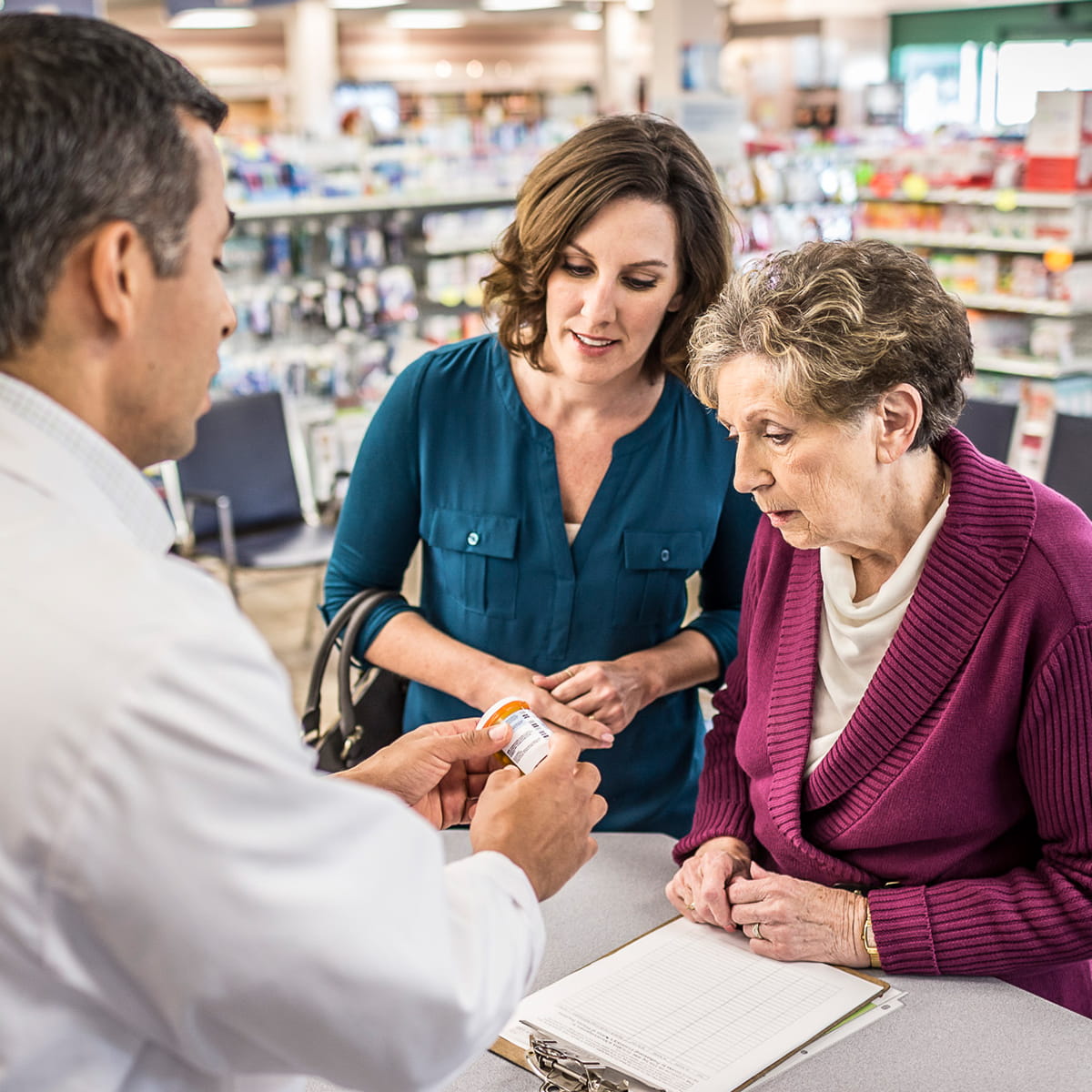 Le pharmacien consulte avec la mère senior et sa fille 